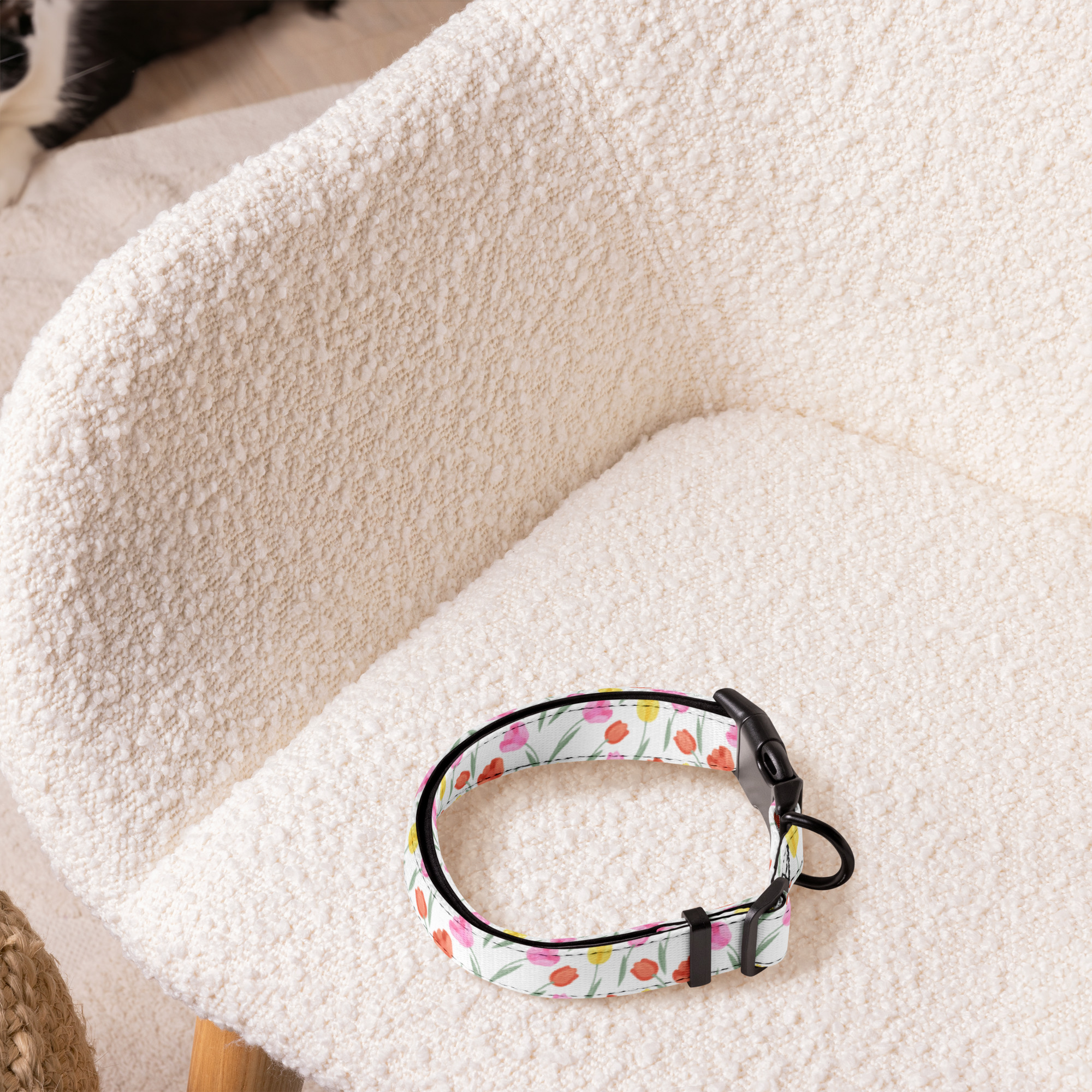 Štýlový obojok pre psa – biely s tulipánmi – Obrázok 5